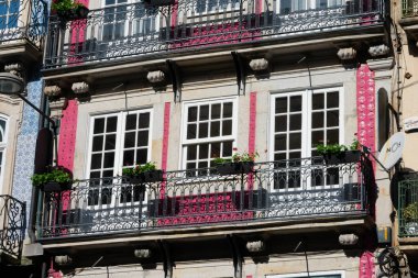 Mozaik fayanslar ve balkonlarla eski Portekiz tarzı cephe oluşturma. Oporto, Portekiz