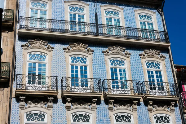 Фасад Здания Португальском Стиле Мозаикой Балконами Опорту Португалия — стоковое фото