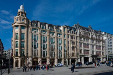 Oporto, Portekiz. 13 Şubat 2023. Avenida dos Aliados 'taki eski bina cepheleri