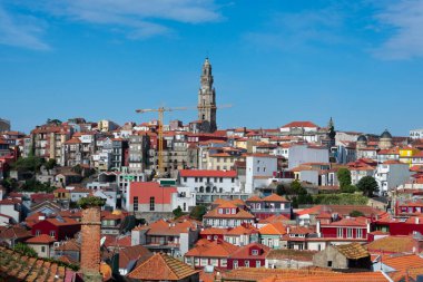 Oporto, Portekiz. 13 Şubat 2023. Oporto şehri manzarası, tipik kırmızı çatılı evler fayanslı ve Clerigos Kulesi