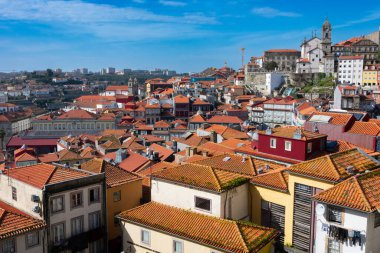 Oporto, Portekiz. 13 Şubat 2023. Oporto şehri manzarası, kiremitli kırmızı çatıları olan tipik evler
