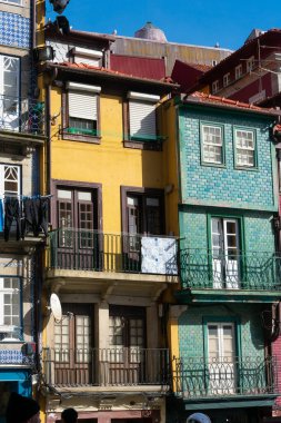 Oporto, Portekiz. 13 Şubat 2023. Tipik Portekiz bina cepheleri.