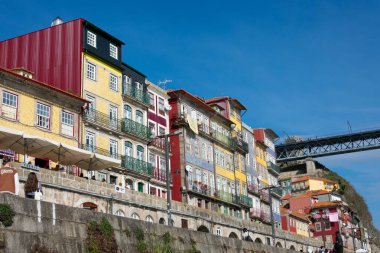 Oporto, Portekiz. 13 Şubat 2023. Ribeira do Porto, Porto nehir kenarı ve tipik Portekiz binaları.