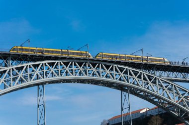 Oporto, Portekiz. 13 Şubat 2023. Dom Luis Köprüsü, I. Dom Luis Köprüsü, Porto ve Vila Nova de Gaia arasında Douro Nehri boyunca uzanan çift katlı metal kemerli köprü.