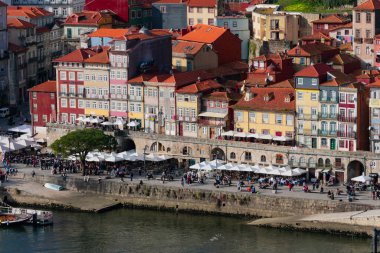 Oporto, Portekiz. 13 Şubat 2023. Ribeira do Porto, Oporto nehir kenarı, şehir manzarası ve Douro Nehri.