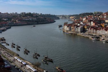 Oporto, Portekiz. 13 Şubat 2023. Vila Nova de Gaia şehri, Douro Nehri ve Oporto şehri manzarası