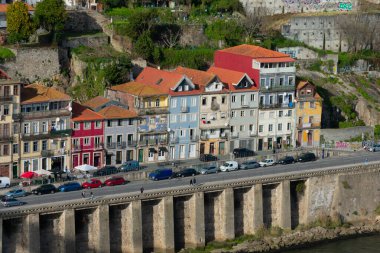 Oporto, Portekiz. 13 Şubat 2023. Ribeira do Porto, Oporto nehir kenarı, şehir manzarası ve Douro Nehri.