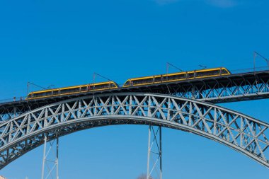 Oporto, Portekiz. 14 Şubat 2023. Dom Luis Köprüsü, I. Dom Luis Köprüsü, Porto ve Vila Nova de Gaia arasında Douro Nehri boyunca uzanan çift katlı metal kemerli köprü.