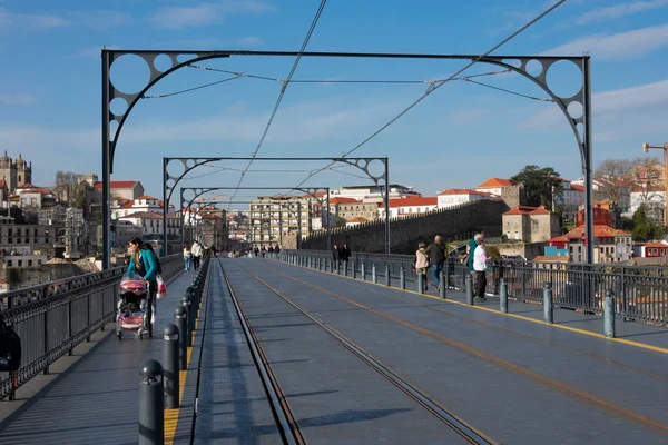 Oporto, Portekiz. 13 Şubat 2023. Dom Luis Köprüsü Metro rayları