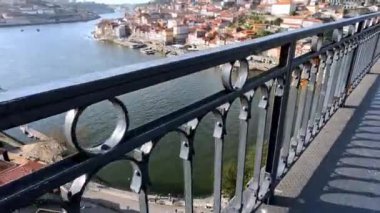 Oporto, Portekiz. 13 Şubat 2023. Ribeira do Porto, Oporto nehir kenarı, şehir manzarası, Douro Nehri ve Dom Luis köprüsü çiti