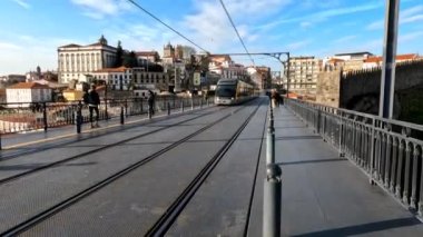 Oporto, Portekiz. 13 Şubat 2023. Dom Luis Köprüsü 'ndeki Metro Treni. Metro Porto Yap