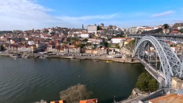 葡萄牙波尔图 2023年2月13日里贝拉多波尔图 波尔图河岸 城市景观 杜罗河和多姆路易斯一世桥 — 图库视频影像