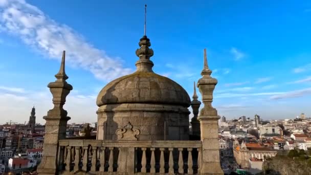 葡萄牙波尔图 2023年2月13日波尔图市的风景 典型的红色屋顶瓷砖房子和波尔图大教堂塔 世道波尔图 — 图库视频影像