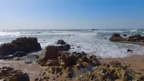 Порту Португалия Февраля 2023 Года Атлантический Океан Пляж Скалами Порту — стоковое видео