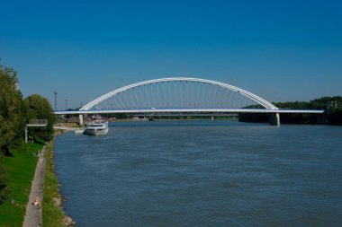 Bratislava, Slovakya. 14 Ağustos 2023. Apollo Köprüsü, Apollo Most. Tuna Nehri üzerinde bir yol köprüsü