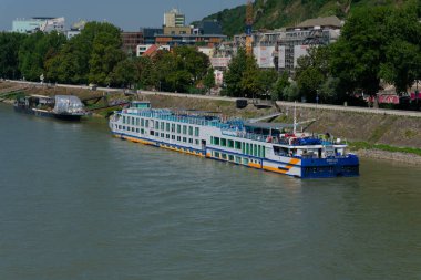 Bratislava, Slovakya. 15 Ağustos 2023. Tuna Nehri 'ndeki bir turist gemisinin manzarası