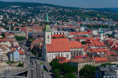 Bratislava, Slovakya. 15 Ağustos 2023. UFO SNP Köprüsü 'nden alınan Ortaçağ Bratislava şehrinin hava görüntüsü