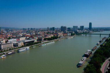 Bratislava, Slovakya. 15 Ağustos 2023. UFO SNP Köprüsü 'nden alınan Tuna Nehri manzarası