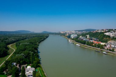 Bratislava, Slovakya. 15 Ağustos 2023. UFO SNP Köprüsü 'nden alınan Tuna Nehri manzarası