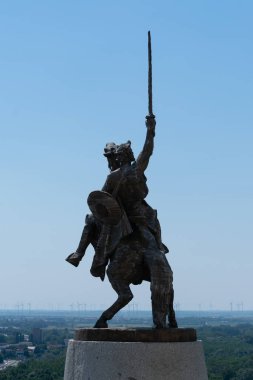 Bratislava, Slovakya. 15 Ağustos 2023. Svatopluk 'un Binicilik heykelinin arkasında.