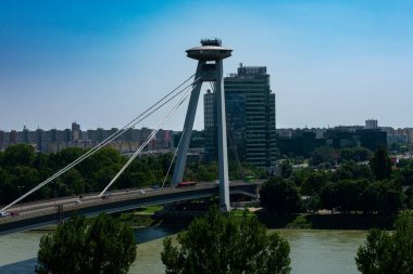 Bratislava, Slovakya. 14 Ağustos 2023. Slovakya Ulusal Ayaklanması Köprüsü, Çoğu SNP ya da UFO köprüsü, bir restoranı ve gözlem güvertesi olan Tuna Nehri üzerinde bir yol köprüsü