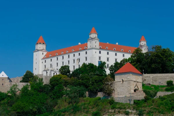 Bratislava, Slovakya. 15 Ağustos 2023. Bratislava Şatosu, Tuna Nehri 'nin üzerindeki küçük Karpatlar' ın kayalık tepesinde dört köşeli kuleleri olan dikdörtgen bina.