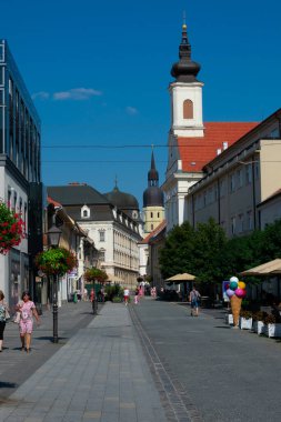 Bratislava, Slovakya. 15 Ağustos 2023. Restoranları ve dükkanları olan Trnava ana caddesinin manzarası