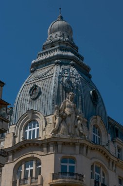 Sofya, Bulgaristan. 18 Ağustos 2023. Heykelleri olan eski bina kulesi