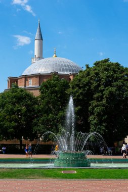 Sofya, Bulgaristan. 19 Ağustos 2023. Banya Başhi Camii, doğal termal kaplıcalar üzerine inşa edilmiş ve büyük kubbesi ve minaresi ile ünlüdür. Merkez Hamam Meydanı