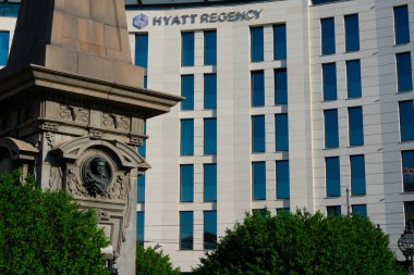 Sofya, Bulgaristan. 20 Ağustos 2023. Hyatt Regency Sofya Oteli ve Vasil Levsky Anıtı