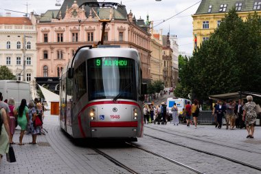 Brno, Çek Cumhuriyeti. 24 Haziran 2024. Brno Meydanı (Özgürlük Meydanı) ve tramvay manzarası