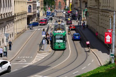 Brno, Çek Cumhuriyeti. 24 Haziran 2024. Brno caddesinde yeşil bir tramvay