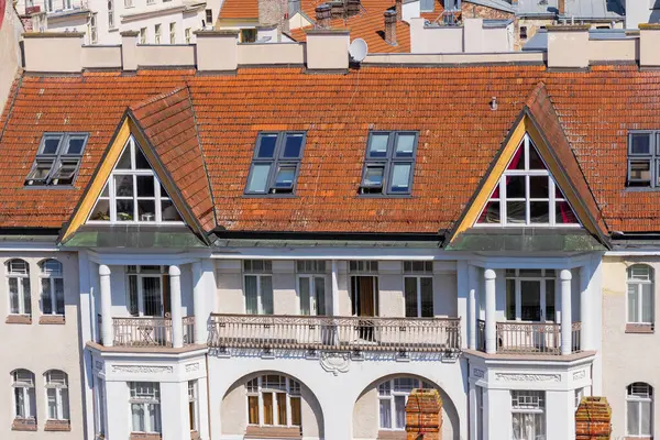 Brno, Çek Cumhuriyeti. 25 Haziran 2024. Kırmızı kiremitli eski bina cephesi