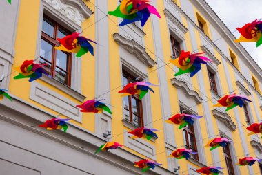 Olomouc, Çek Cumhuriyeti. 24 Haziran 2024. Olomouc caddesinde renkli yel değirmenleri