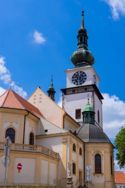 Trebic, Çek Cumhuriyeti. 25 Haziran 2024. Tarihi merkezdeki 75 metre yüksekliğindeki şehir kulesi.