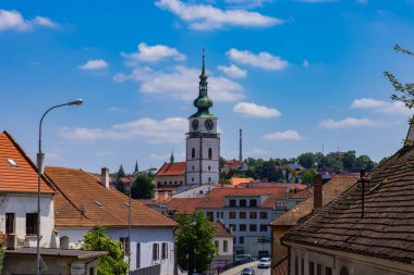 Trebic, Çek Cumhuriyeti. 25 Haziran 2024. Tarihi merkezdeki 75 metre yüksekliğindeki şehir kulesi.