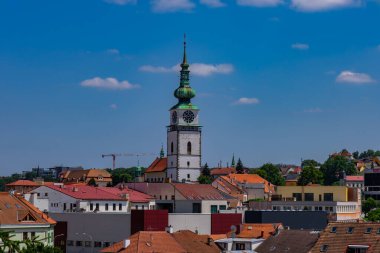 Trebic, Çek Cumhuriyeti. 25 Haziran 2024. Tarihi merkezdeki 75 metre yüksekliğindeki şehir kulesi.