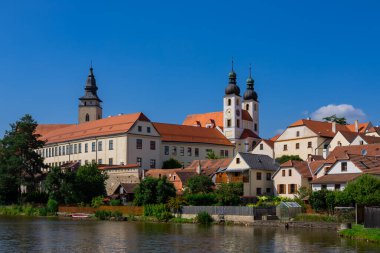 Telc, Çek Cumhuriyeti. 25 Haziran 2024. Telc Üniversitesi, İsa Kilisesi ve gölet