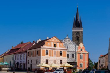 Telc, Çek Cumhuriyeti. 25 Haziran 2024. Eski evler ve Kutsal Ruh Kulesi