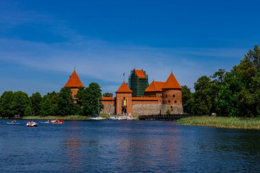 Trakai, Litvanya. 30 Haziran 2024. Trakai Kalesi ve Galve Gölü manzarası