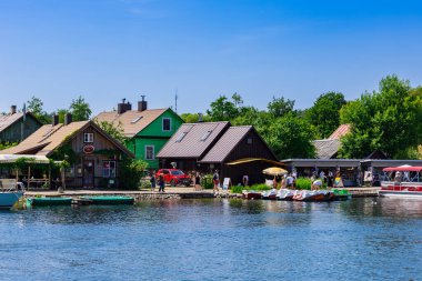 Trakai, Litvanya. 30 Haziran 2024. Trakai Köyü ve Galve Gölü manzarası
