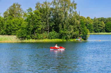 Trakai, Litvanya. 30 Haziran 2024. İnsanlar Galve Gölü 'nde su sporları yapıyor.