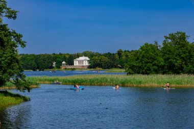 Trakai, Litvanya. 30 Haziran 2024. İnsanlar Galve Gölü 'nde su sporları yapıyor.