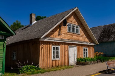 Trakai, Litvanya. 30 Haziran 2024. Trakai köyünde renkli ahşap bir ev.
