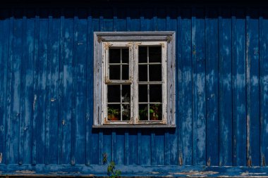Litvanya 'nın Trakai Köyü' ndeki ahşap ev ve pencereler