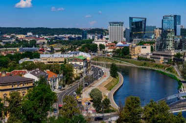 Vilnius, Litvanya. 28 Haziran 2024. Vilnius şehir manzarası ve Gediminas Hill 'den Neris nehri