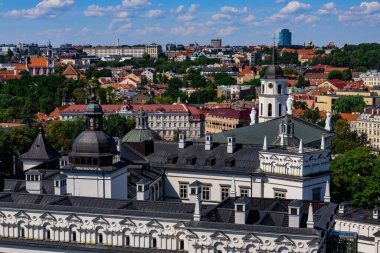 Vilnius, Litvanya. 28 Haziran 2024. Vilnius şehir manzarası, Katedral ve Gediminas Tepesi 'nden Bell kulesi