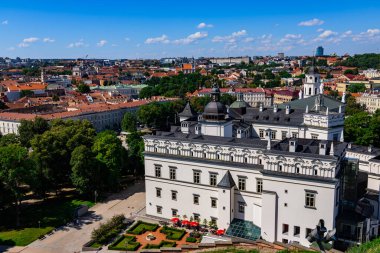 Vilnius, Litvanya. 28 Haziran 2024. Vilnius şehir manzarası ve Gediminas Hill 'den Grand Dük Sarayı