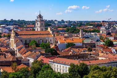 Vilnius, Litvanya. 28 Haziran 2024. Gediminas Tepesinden Vilnius şehir manzarası