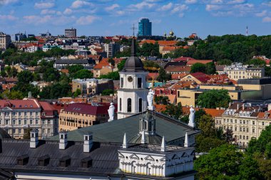 Vilnius, Litvanya. 28 Haziran 2024. Vilnius şehir manzarası, Gediminas Tepesi 'nden Katedral ve Çan Kulesi